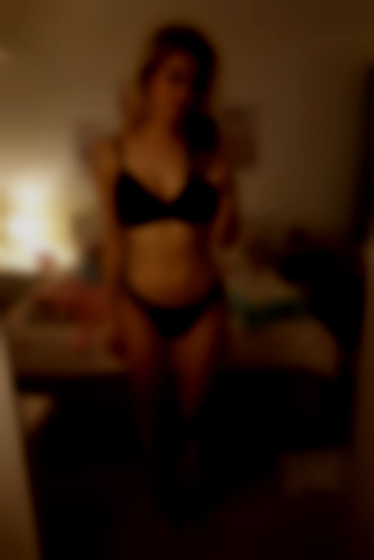 Cette femme qui se prend en selfie coquin pour montrer sa poitrine et son cul.